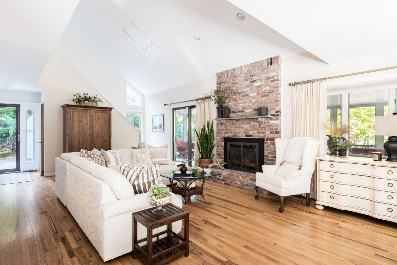 5 Monument Ln