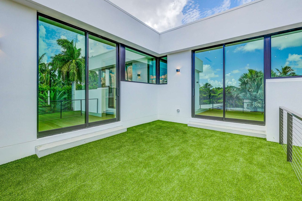 4585 Nautilus Dr