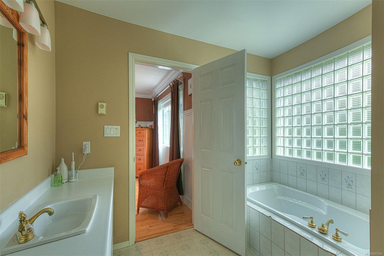 751 Helvetia Cres