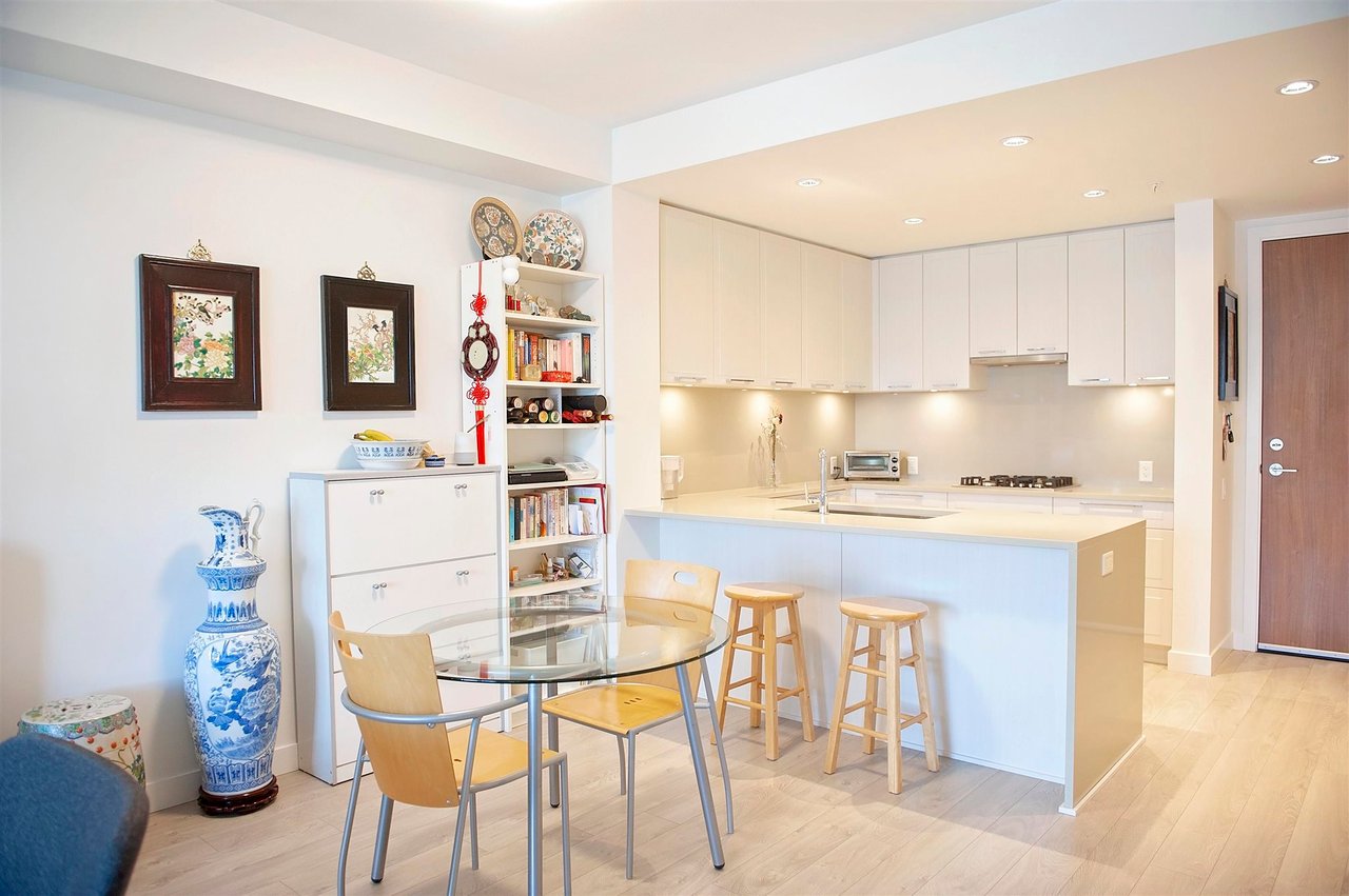 306-6677 Cambie St