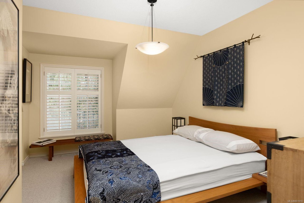 4349 Kingscote Rd, Cobble Hill
