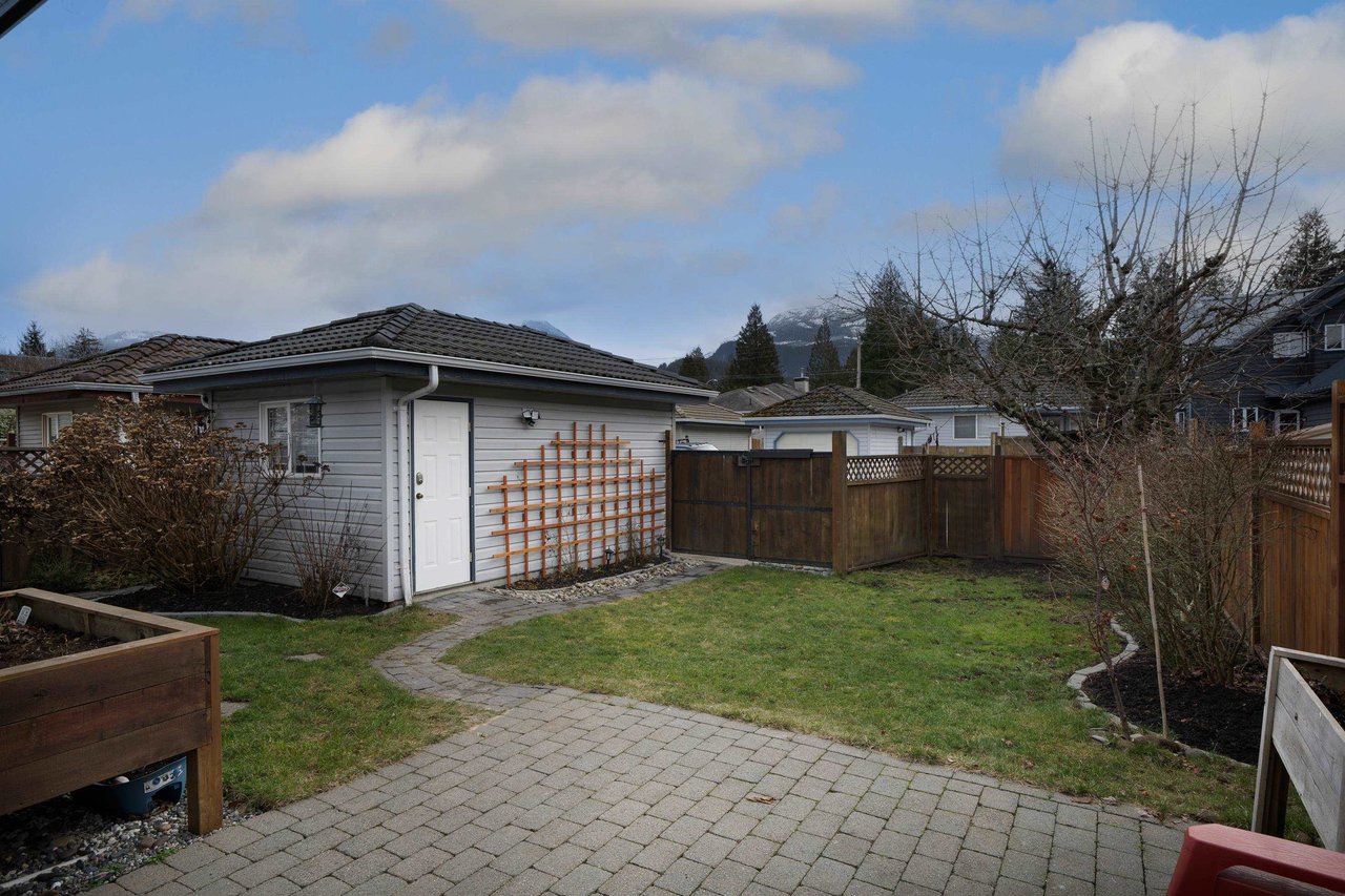 1826 Willow Cres
