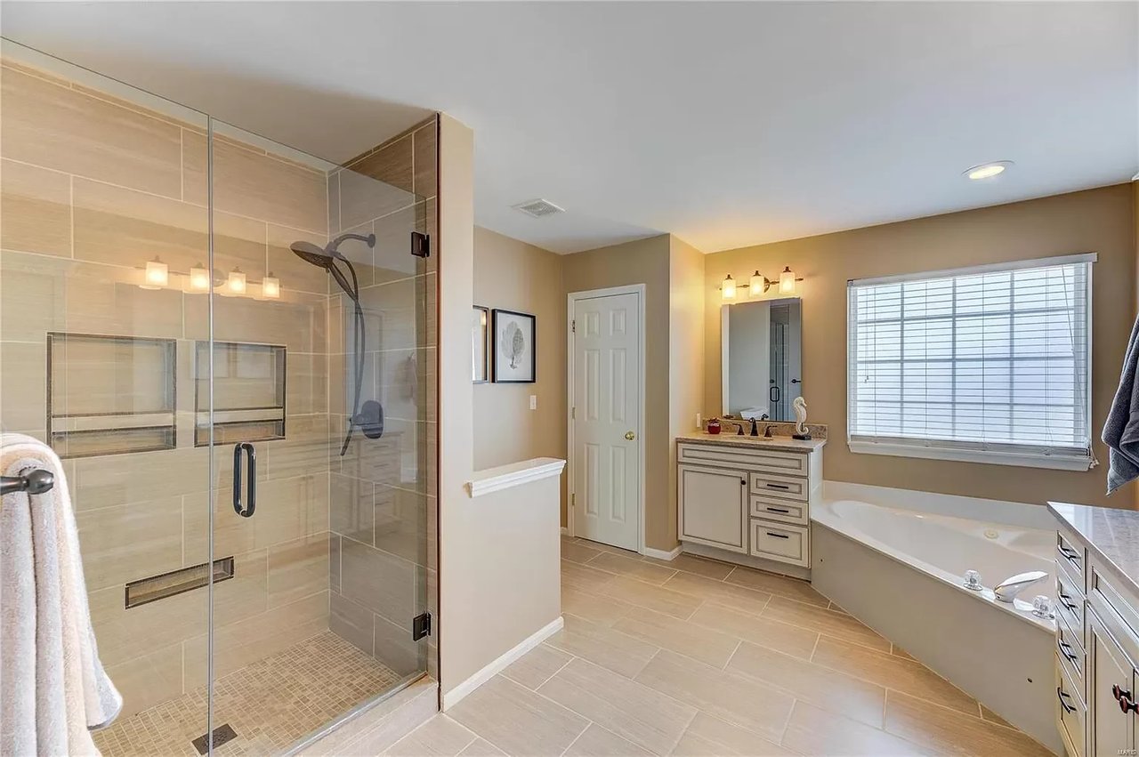 217 Strathmoor Way