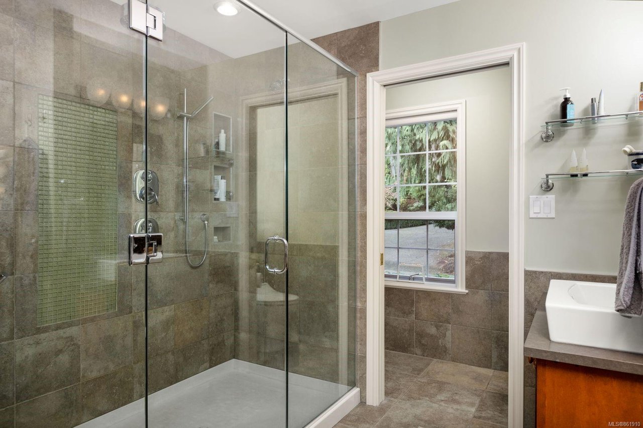 4349 Kingscote Rd, Cobble Hill