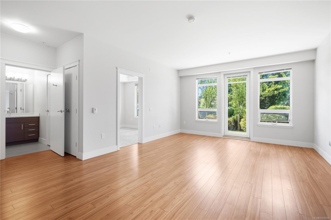 106-935 Cloverdale Ave, Saanich