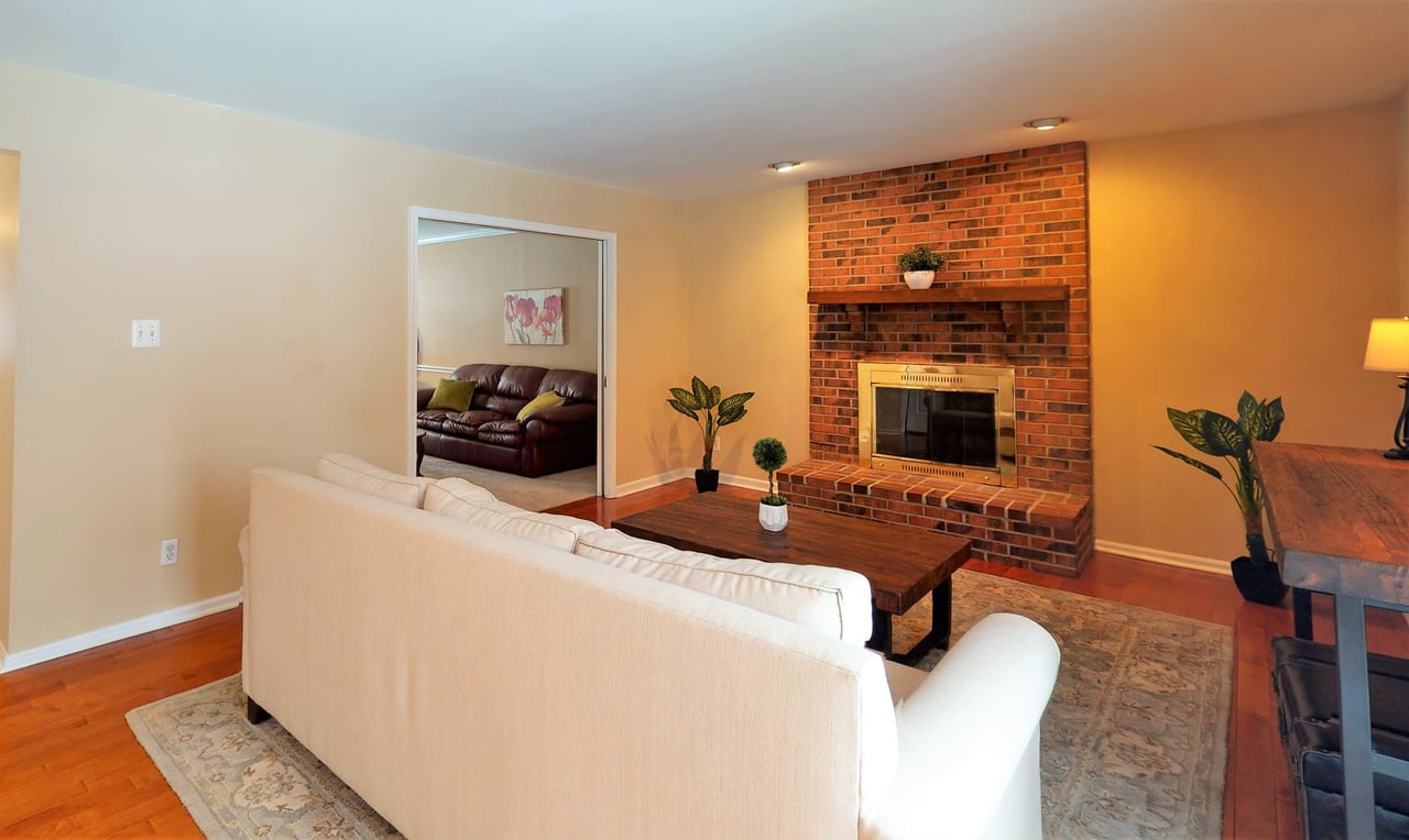32 LAWRENCIA DR