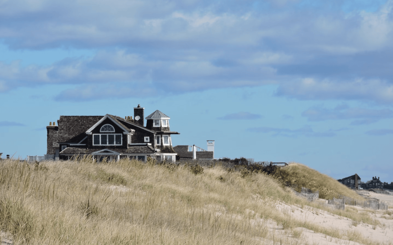 Legal Aspects of Hamptons Luxury Real Estate: Navigating Complex Transactions