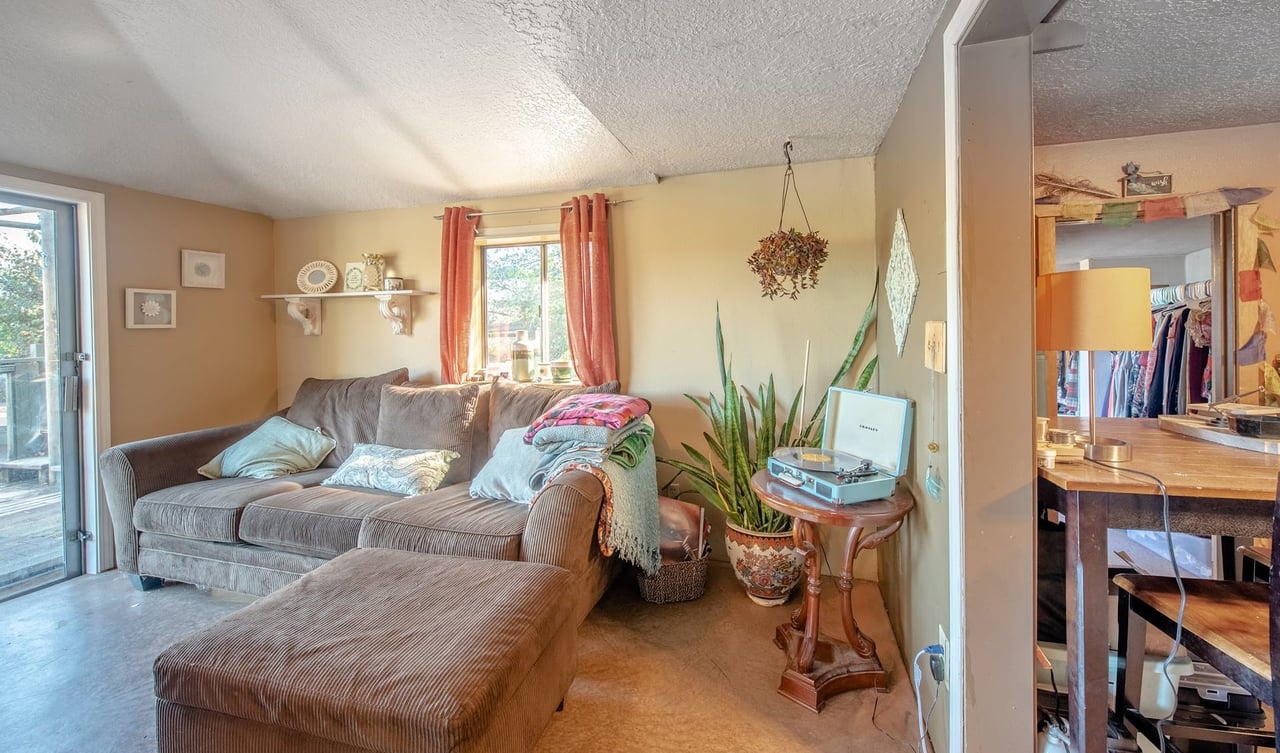 209 E Eugene Ave