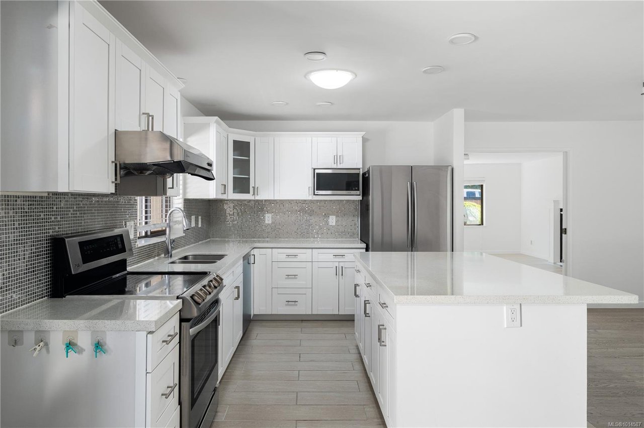 4101 Scoones Pl, Saanich