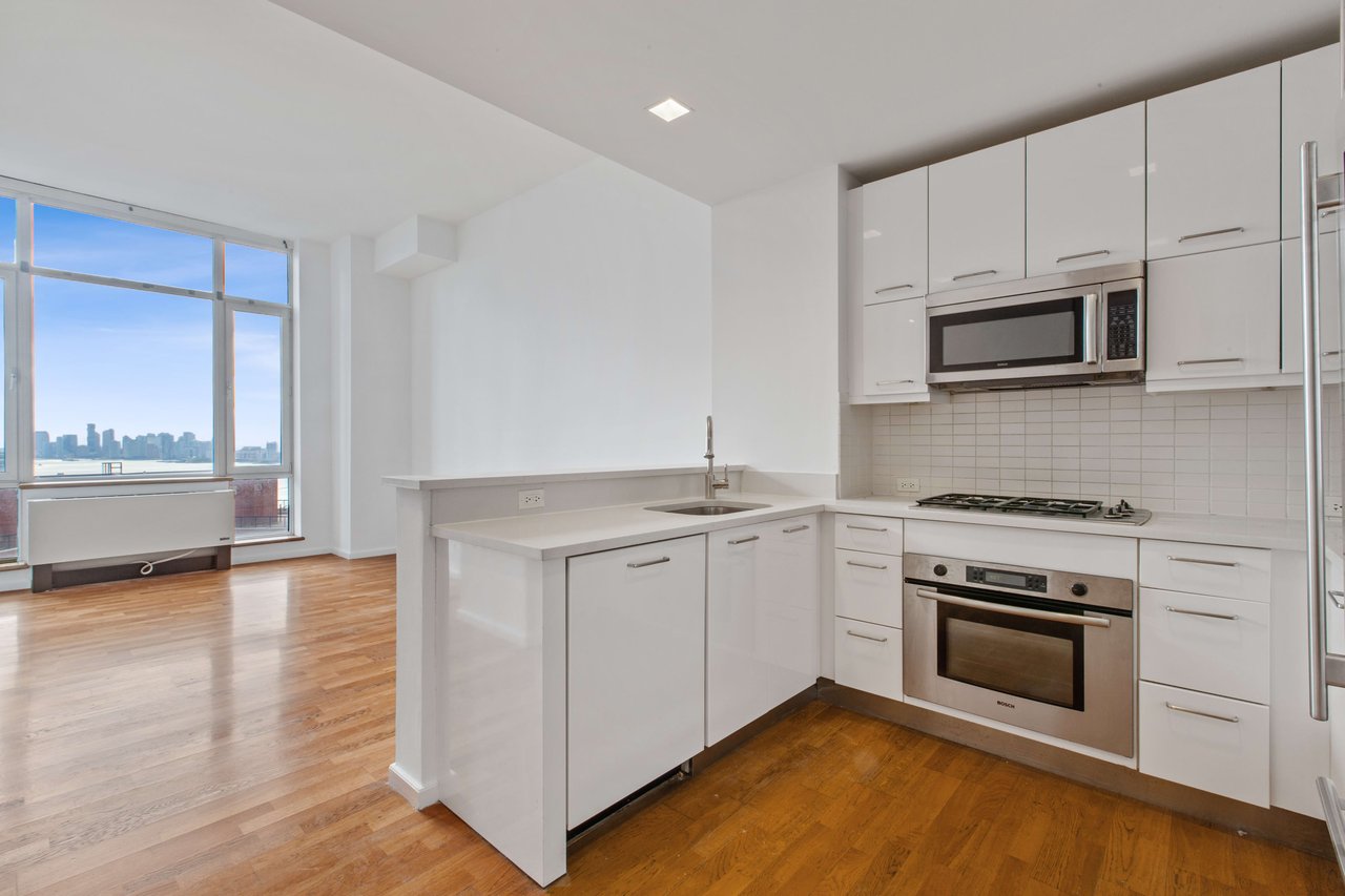 635 W 42nd St, Unit 30J