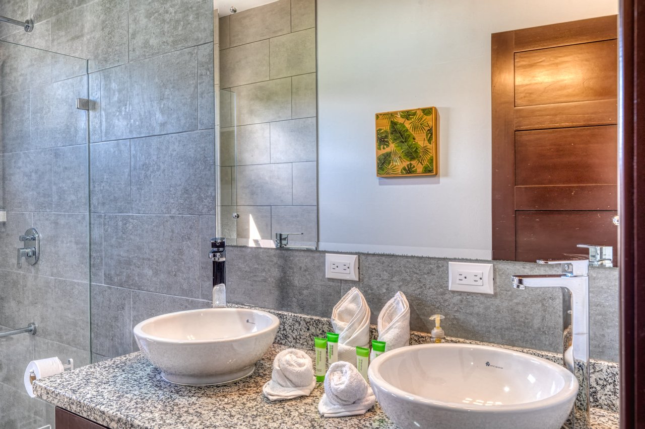 3 BEDROOM MODERN HOME WITH POOL WALKING DISTANCE TO EVERYTHING IN UVITA