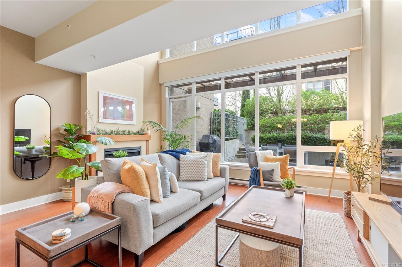 302-828 Rupert Terr, Victoria