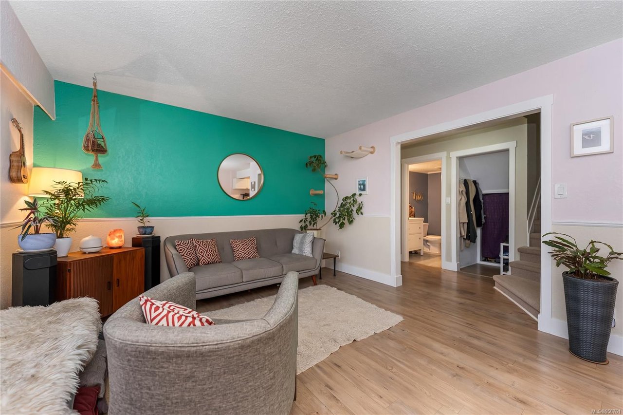 10-840 Craigflower Rd