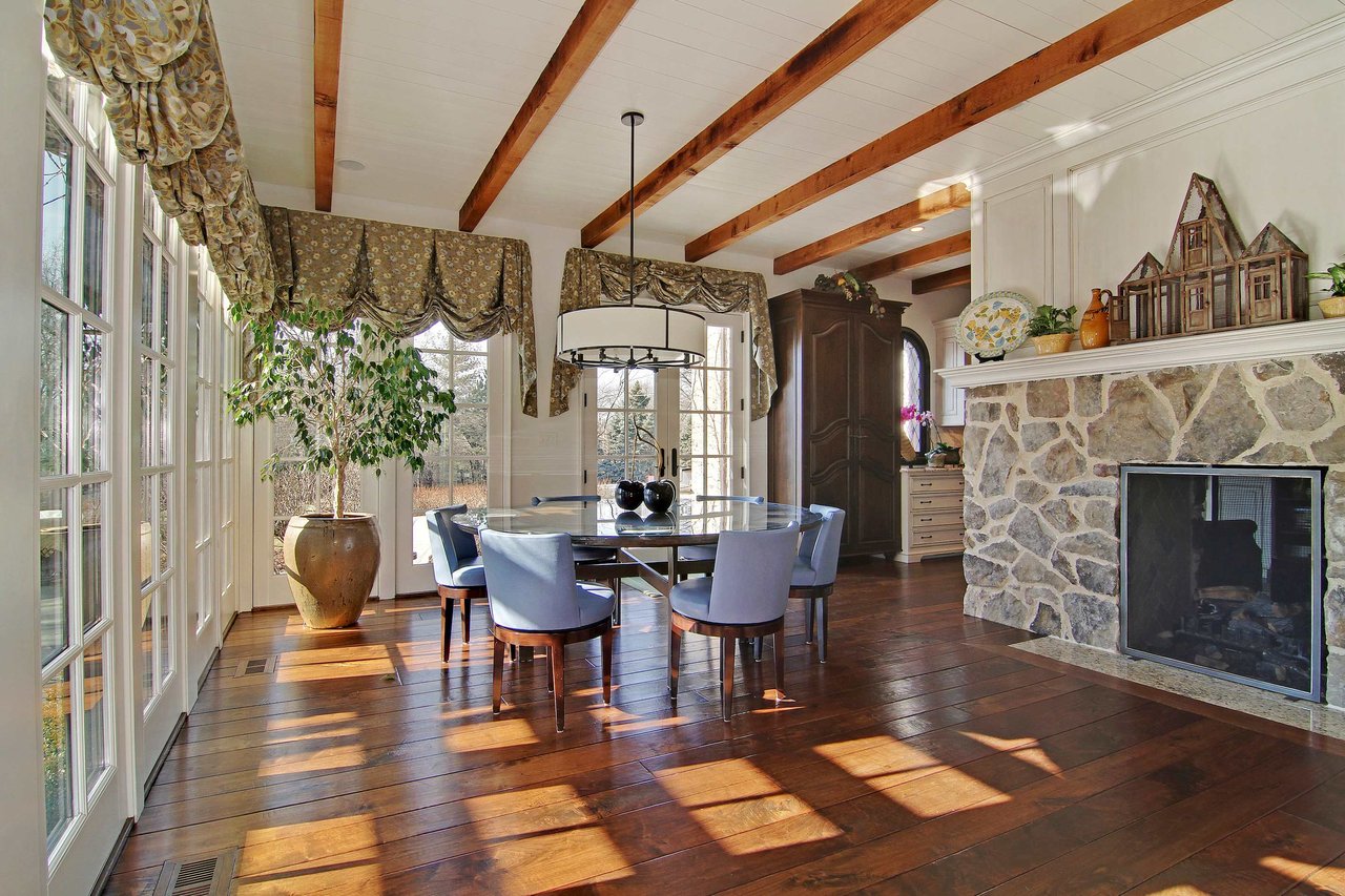 A Spectacular Home to Indulge an Opulent Lifestyle 