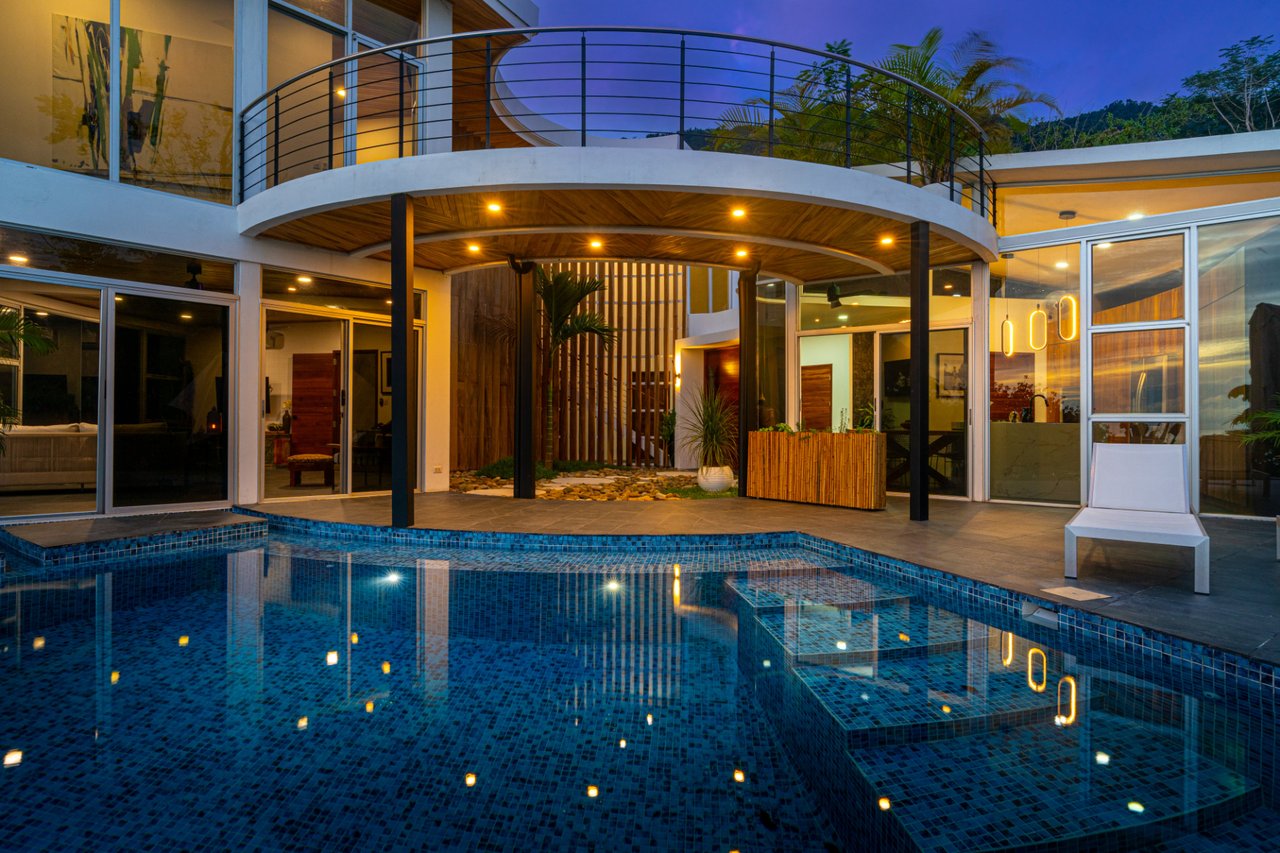 Solar Powered Glass Villa, Ojochal, Puntarenas