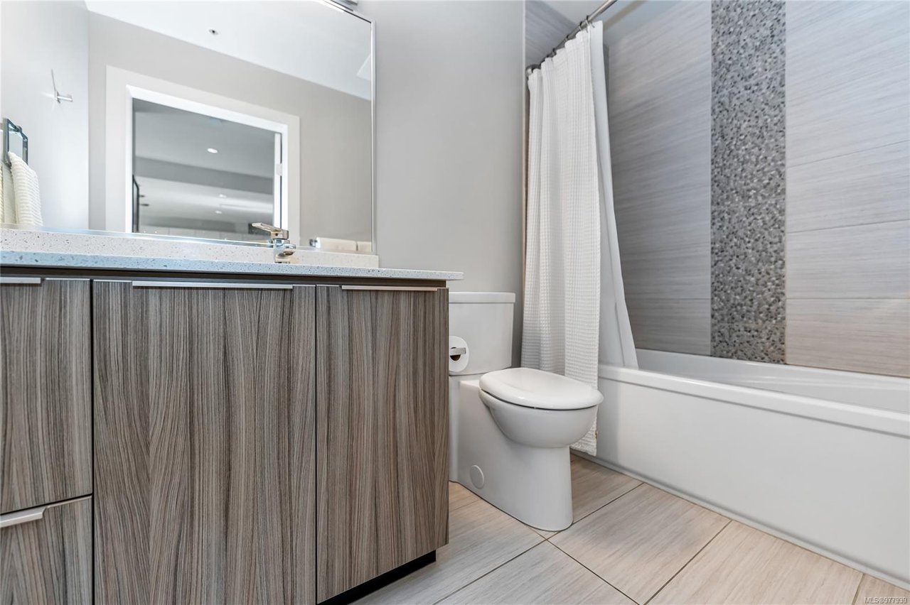 302-3815 Rowland Ave