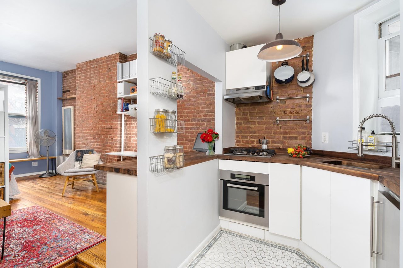 Yorkville Housing, 331 E 92nd St, 4B