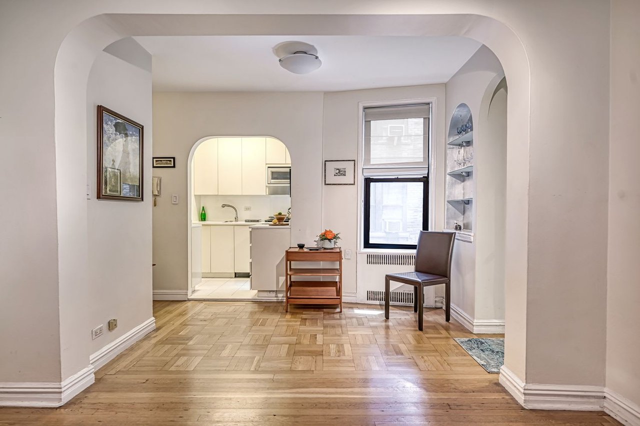 225 W 25th St