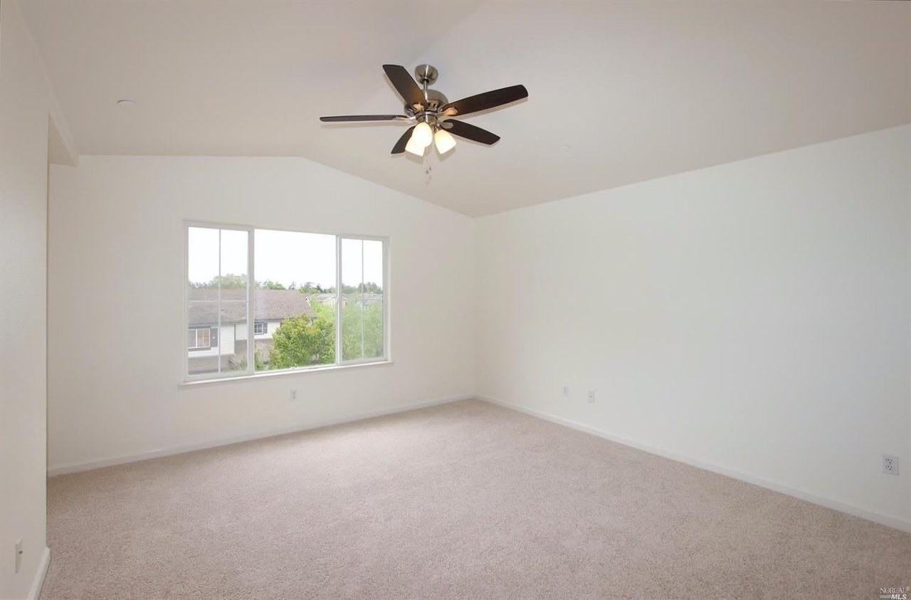2525 Edgewater Dr