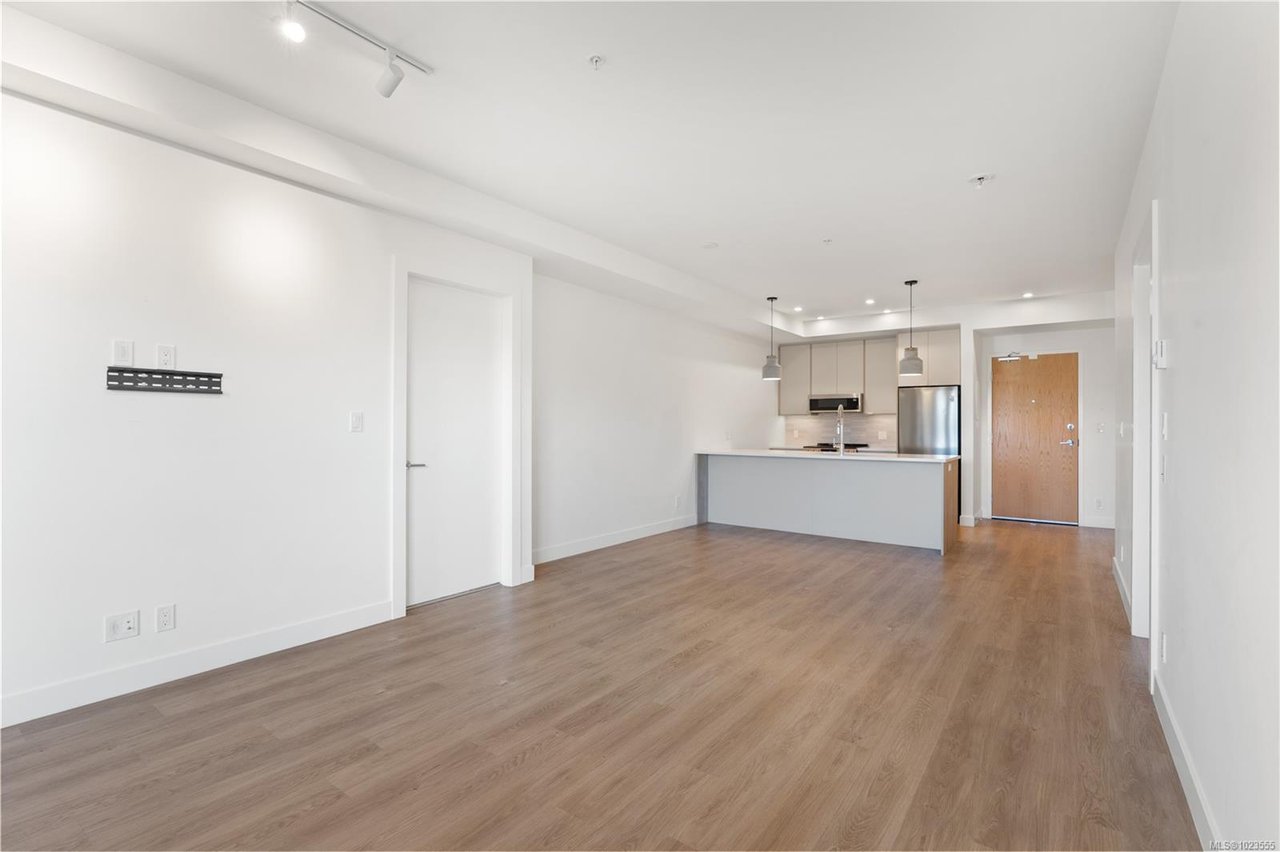 402-757 Tyee Rd, Victoria
