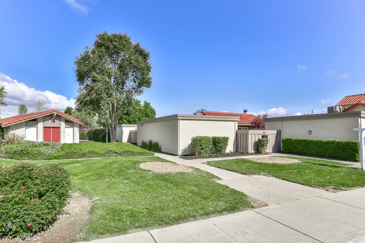 Cute Single Story Updated Townhome at Park Villas Pleasanton