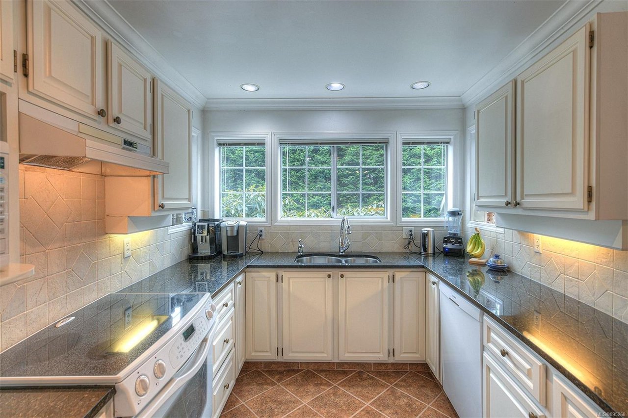 751 Helvetia Cres
