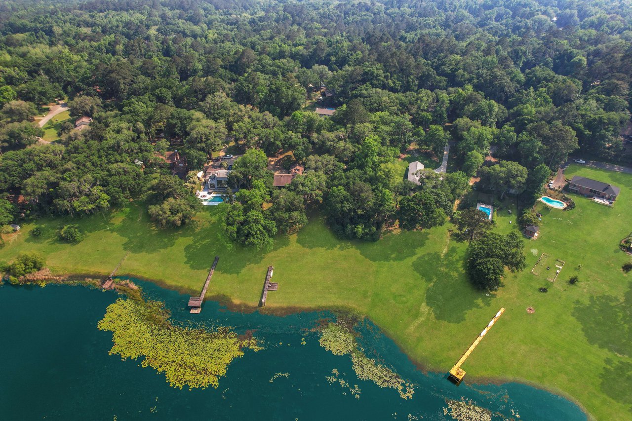 An aerial view focusing on the residential area near the lake in the Lake Breeze community, highlighting houses with waterfront views.