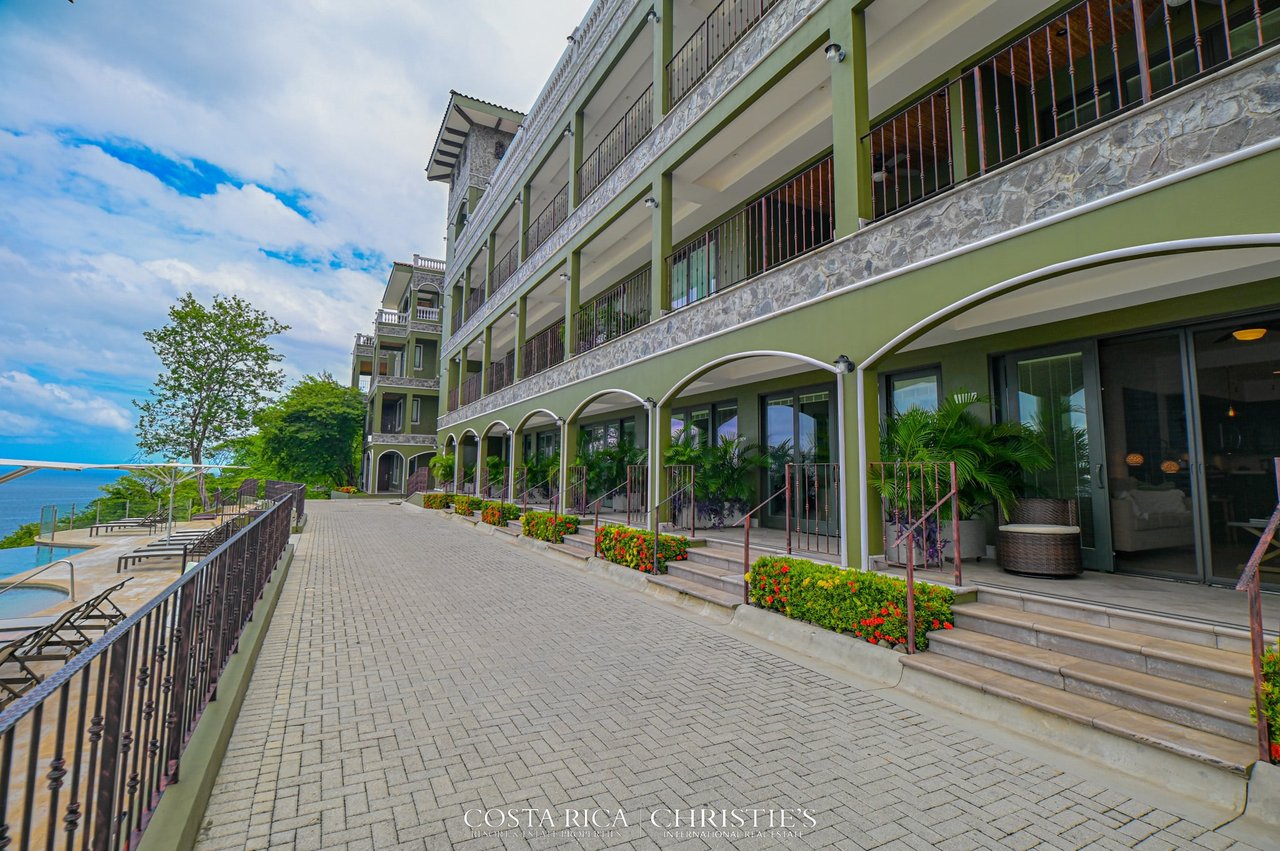 360 - 306 Splendor Condo