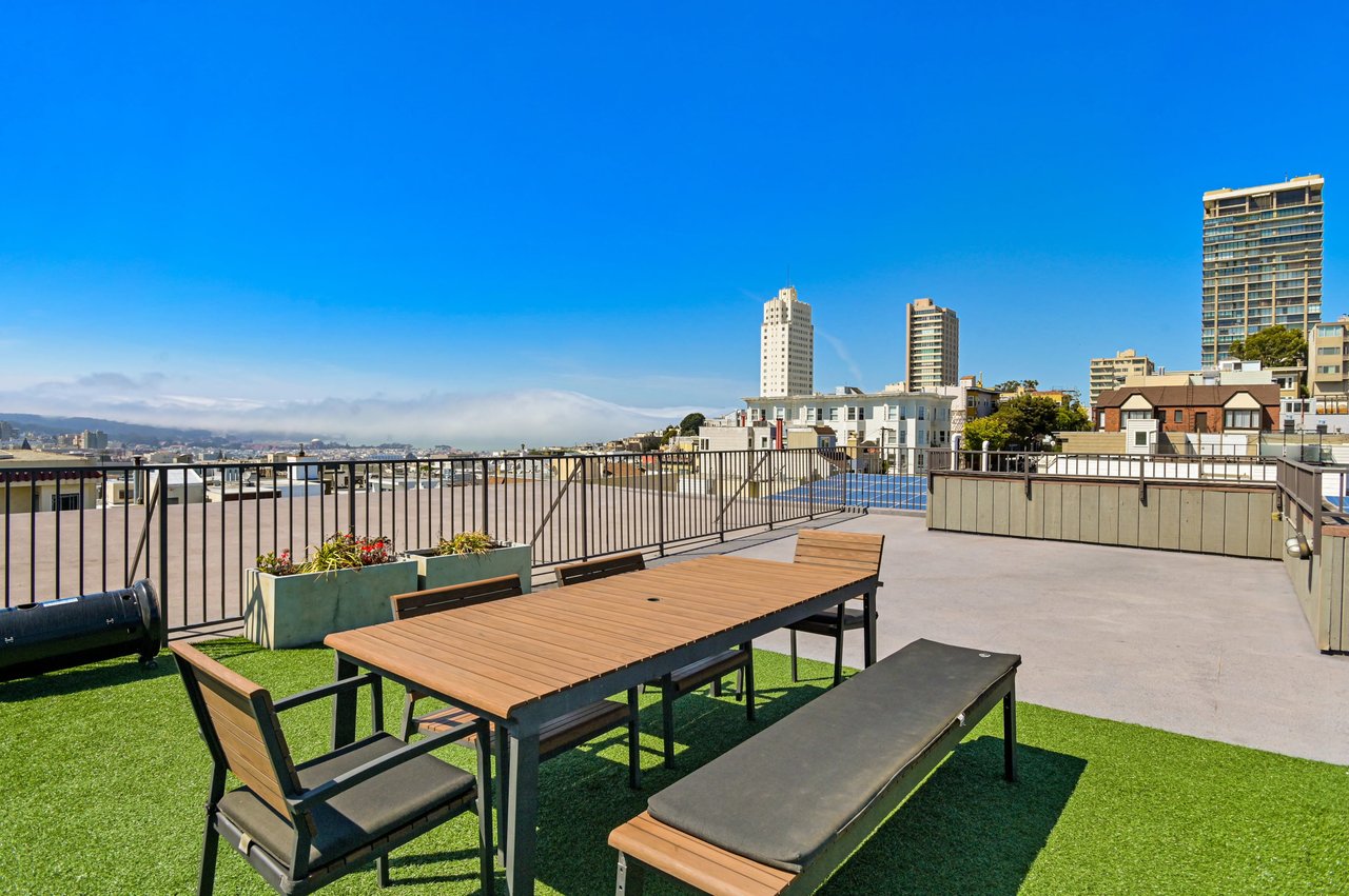 Modern View Residence at the Border of Russian / Nob Hill