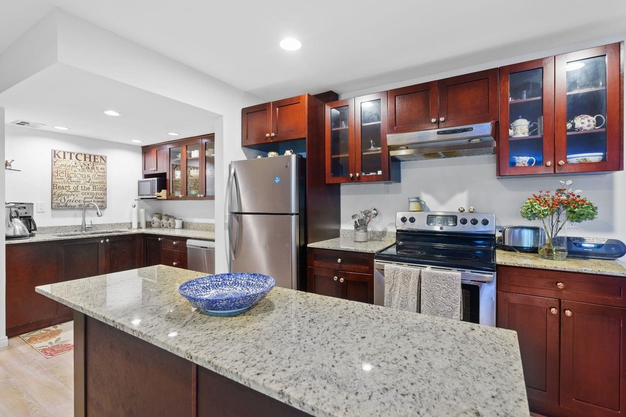 987 Fairway Dr