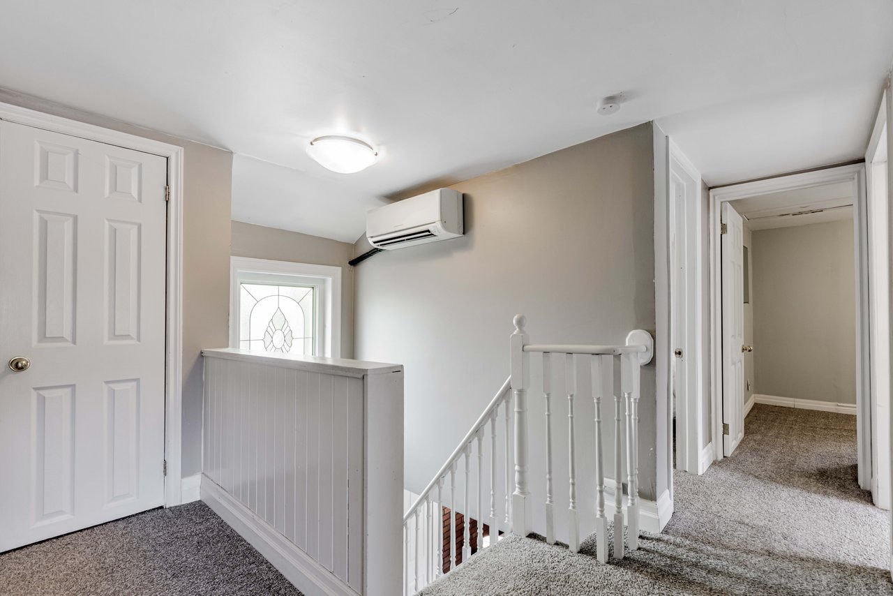 COLONIAL-STYLE HOME OFF LAKE SIMCOE