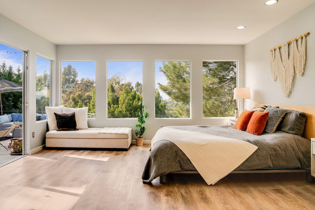 deLIGHTfull Mid Century in the Studio City "Donas"