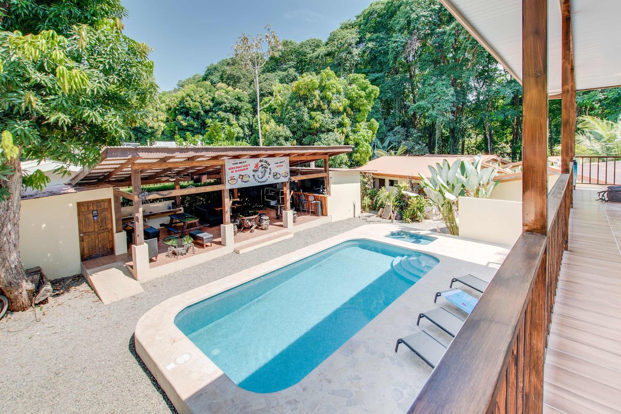 A highly-rated and high-occupancy resort with a hotel, cabins, on-site restaurant and a pool an easy 5-minute walk from PLAYA UVITA and Marino Ballena National Park!