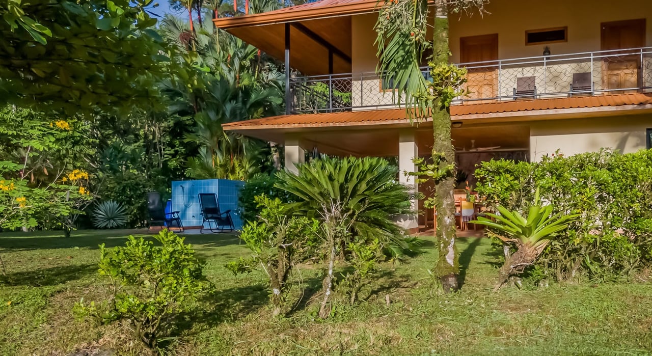 Mountain View Paradise with Privacy - 5 Minutes Away from the Beach and Amenities 