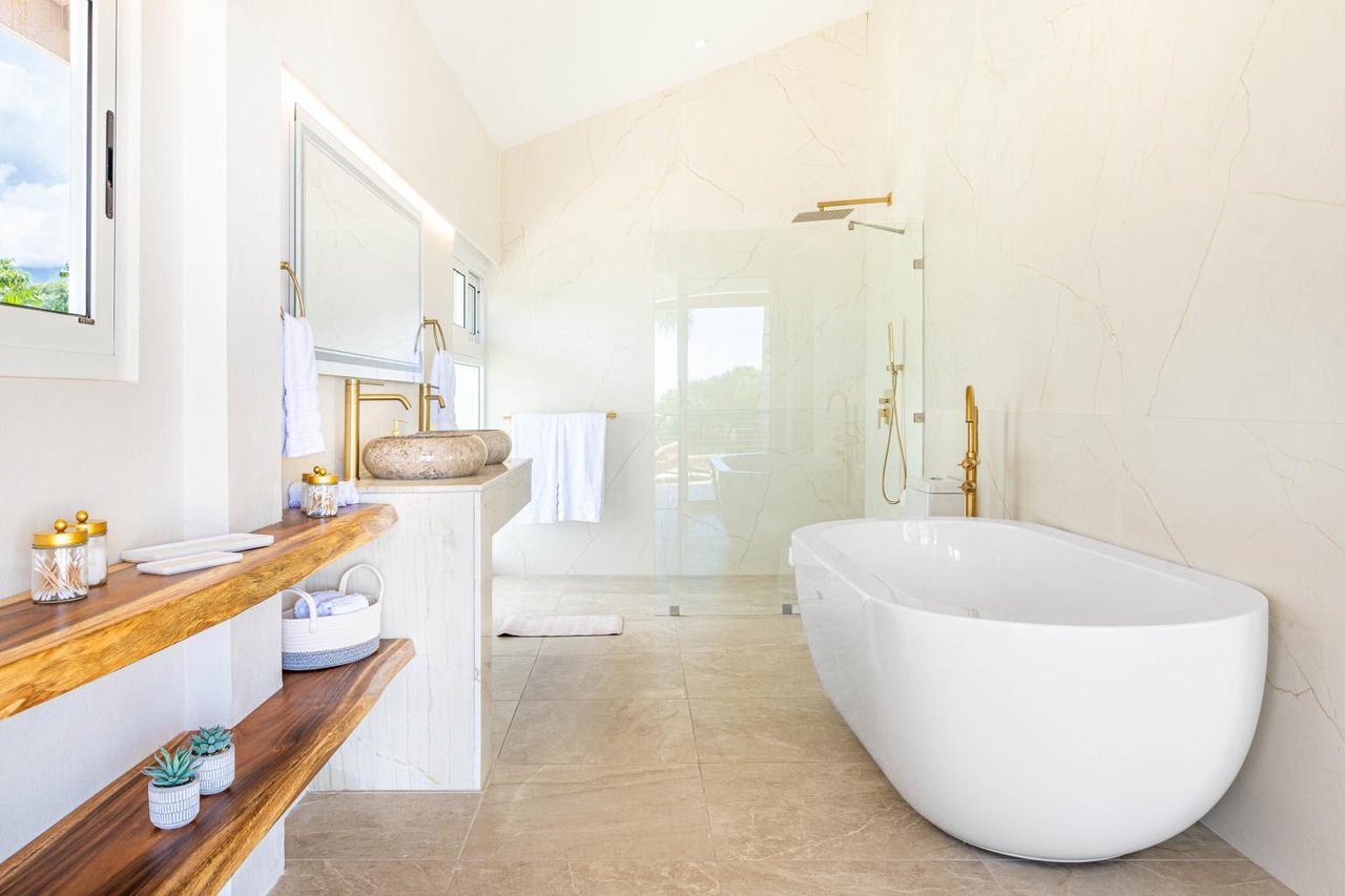 Luxurious Ocean-view Villa:  Your Paradise in Uvita