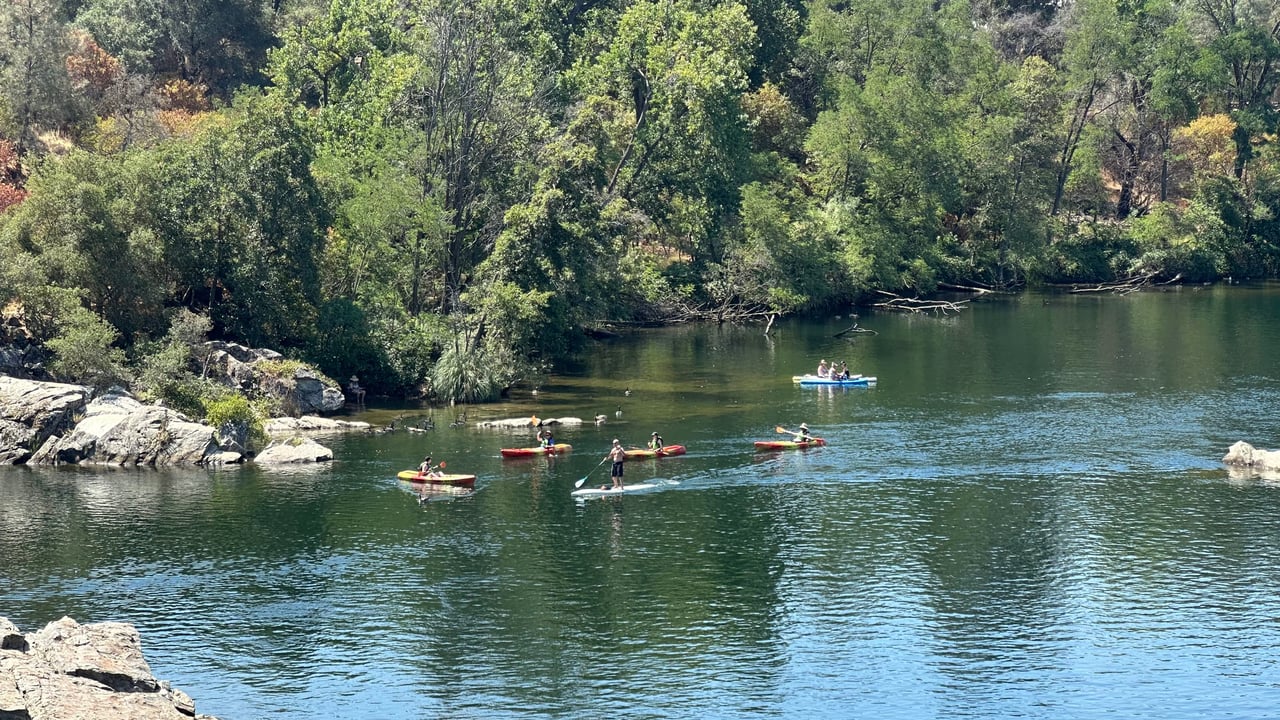 close up of paddleboarders and kayakers in Lake Natomas, Folsom, CA