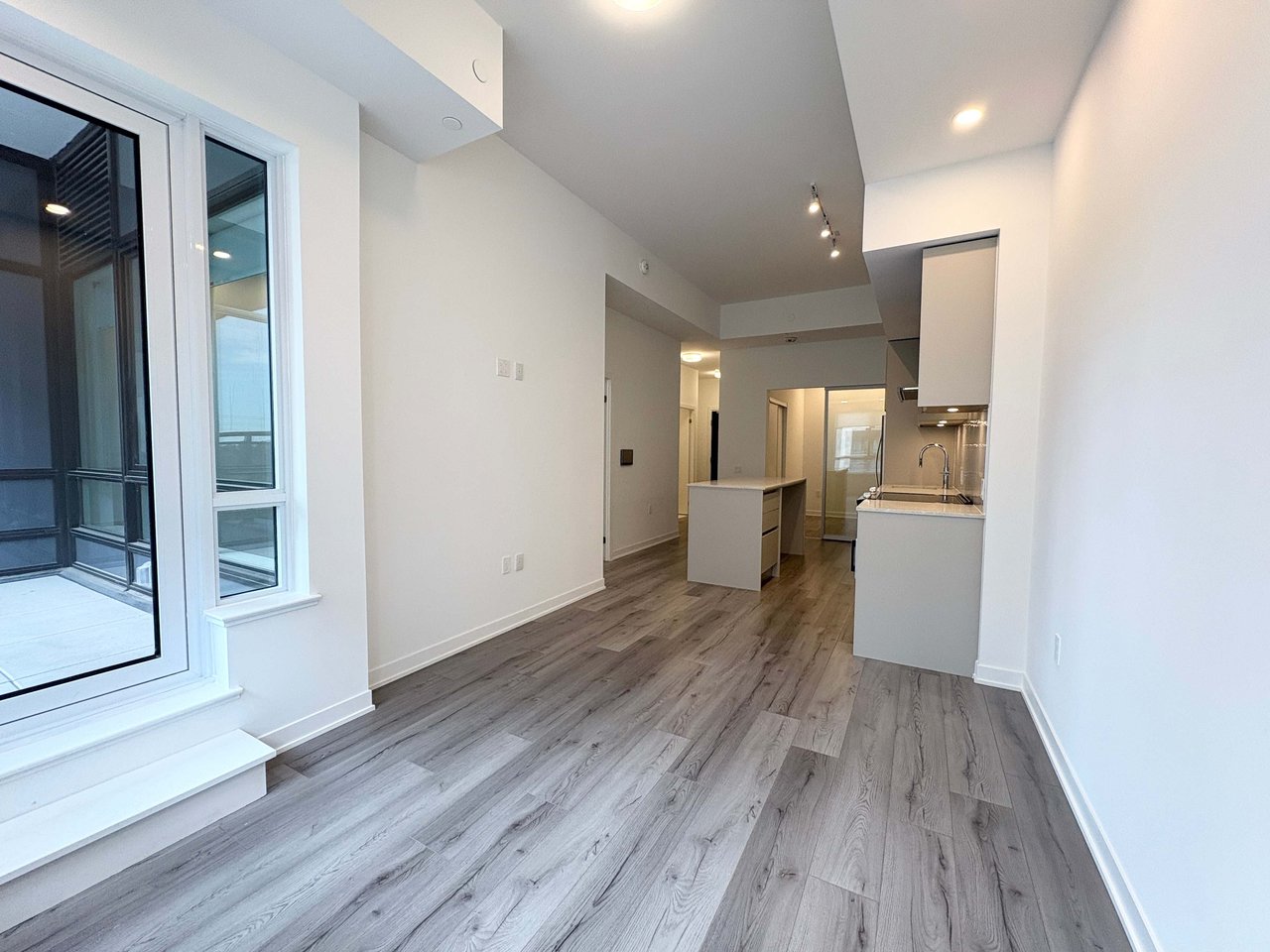 395 Dundas St W Unit: 223