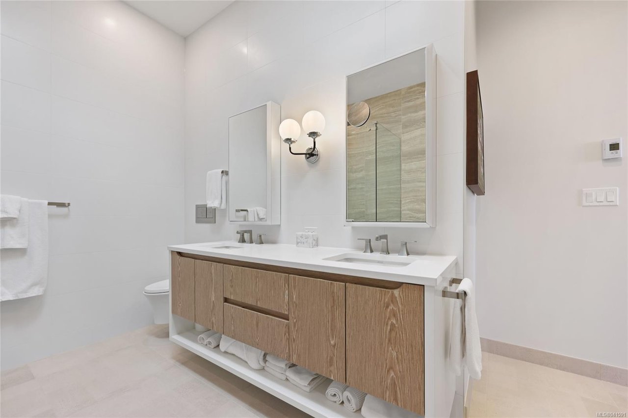 403-1018 Pentrelew Pl
