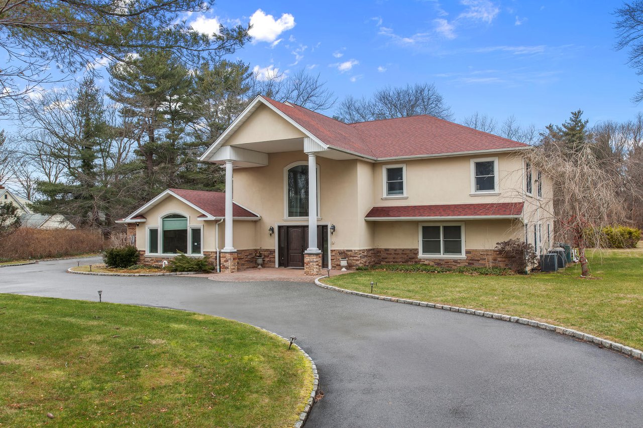 195 Cold Spring Rd, Syosset