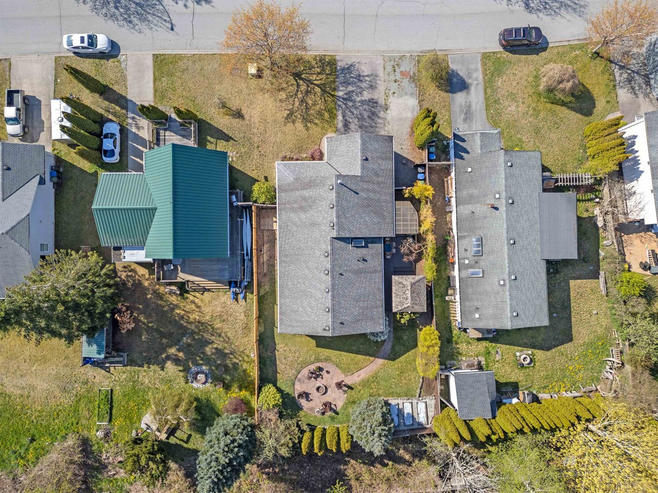 1050 Edgewater Cres