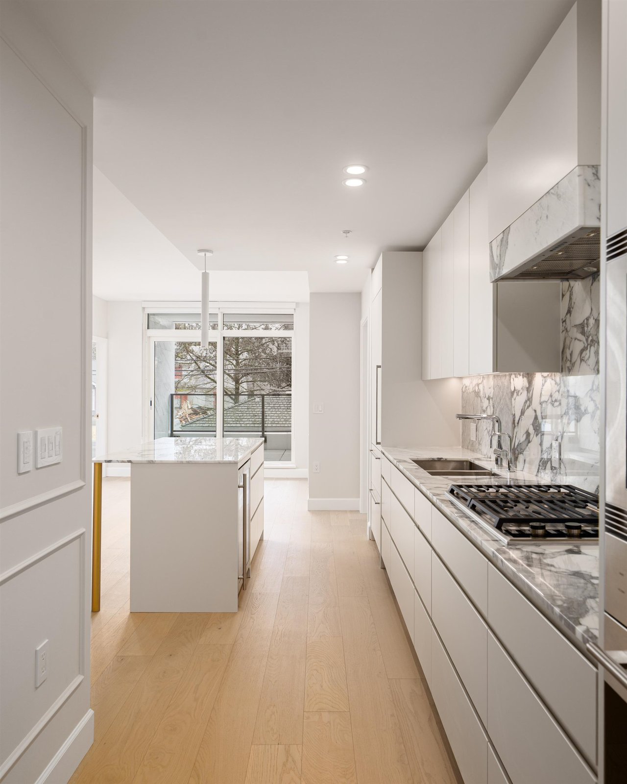 203-3668 W 10th Ave