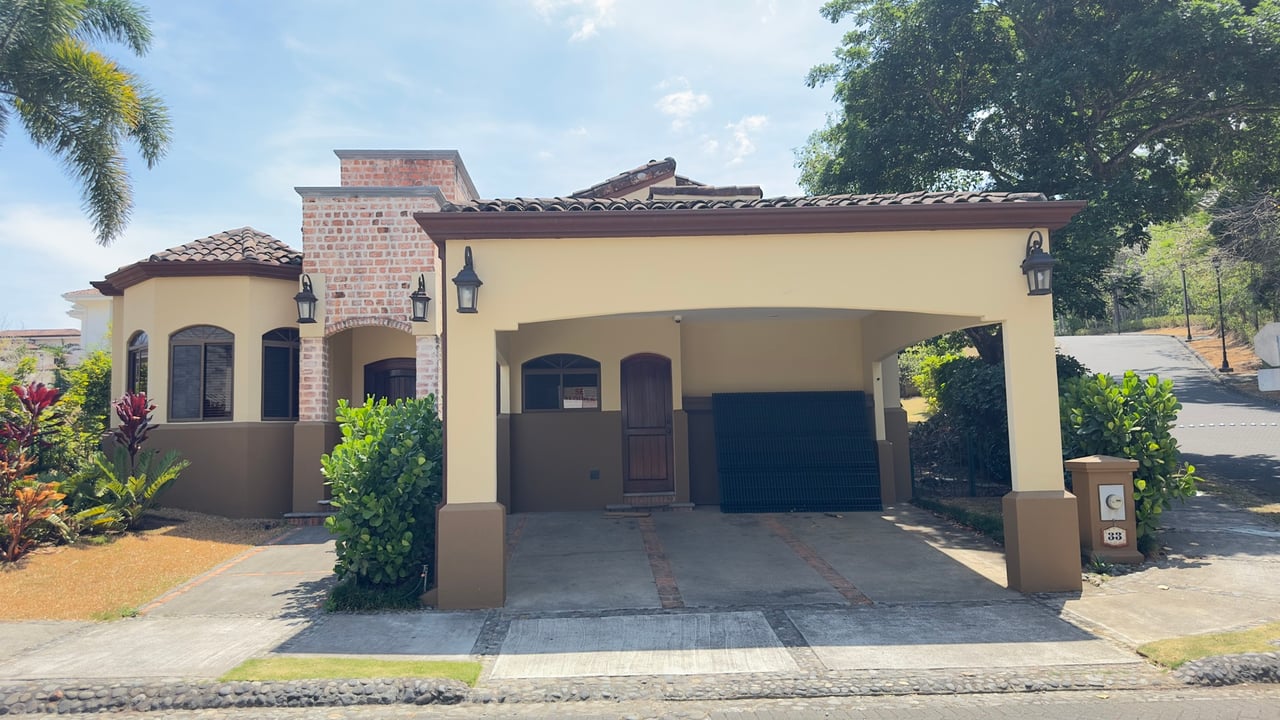Colonial Family Garden Home, Ciudad Colon, San Jose