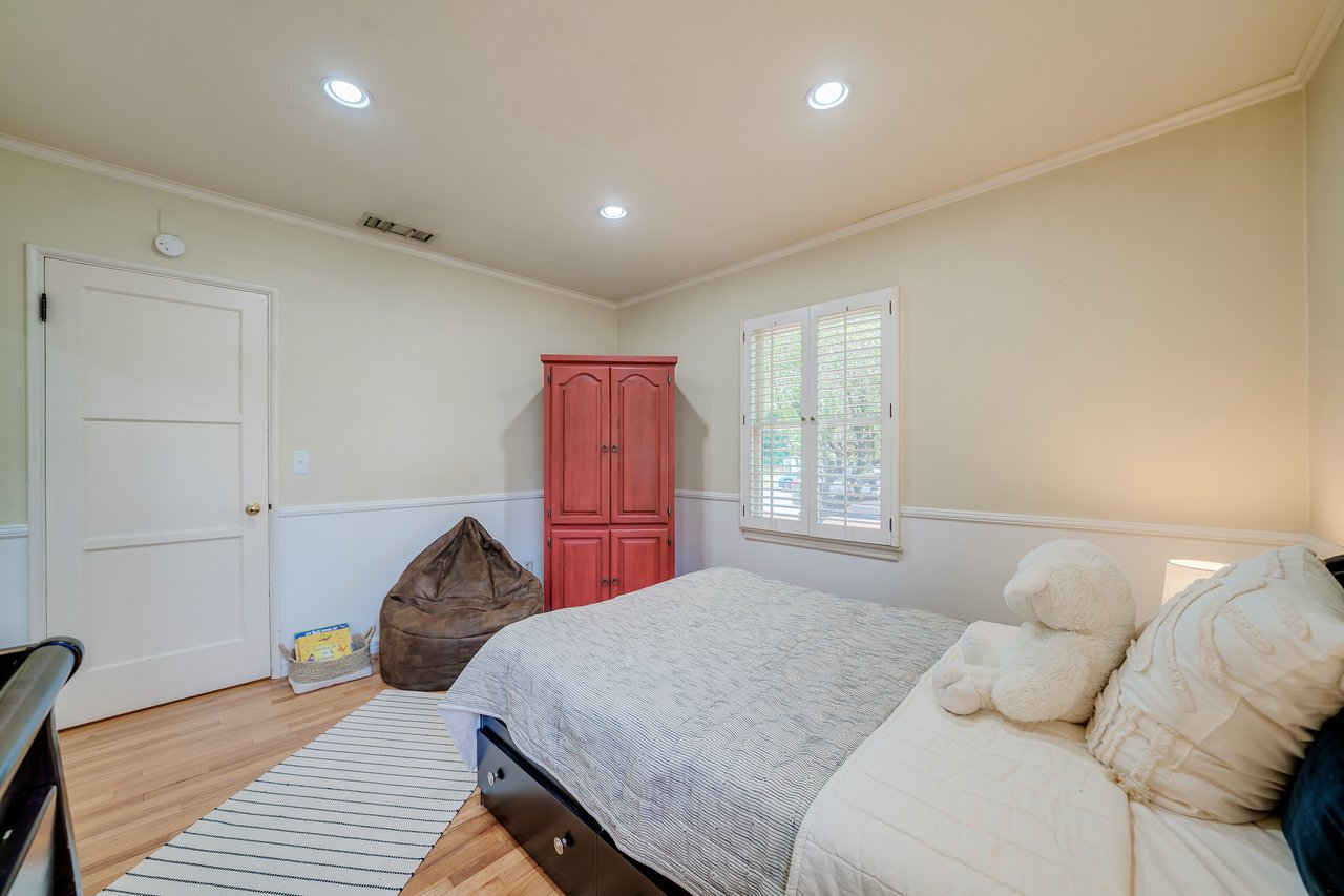 5532 Greenbush Ave.