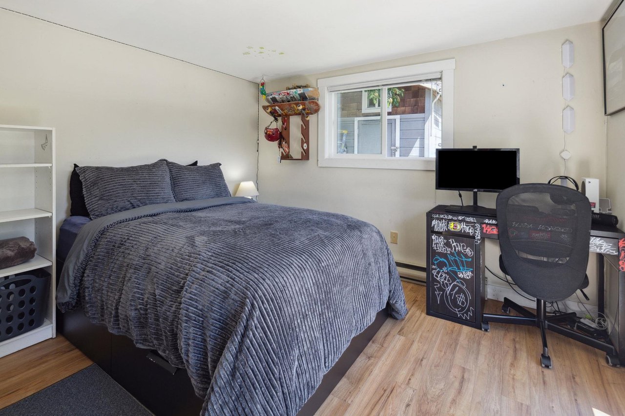 1384 Fernwood Cres