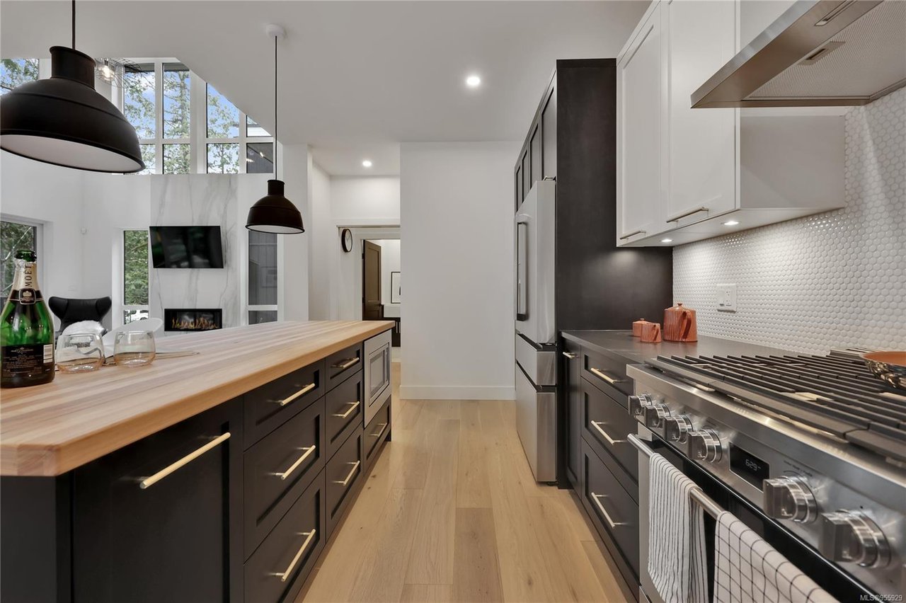 679 Medalist Ave