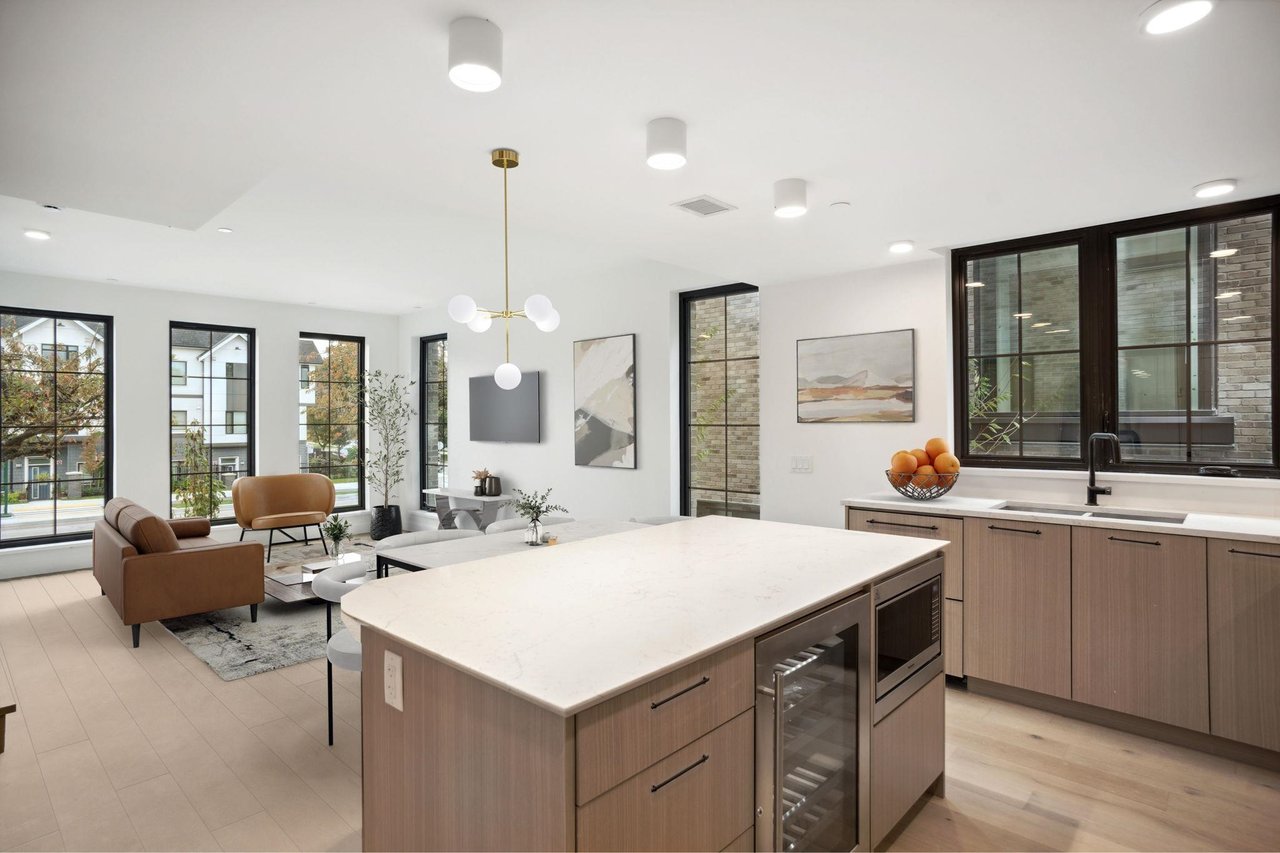 102-157 W King Edward Ave