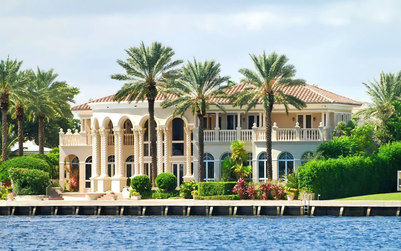  A magnificent, traditional Mediterranean-style mansion