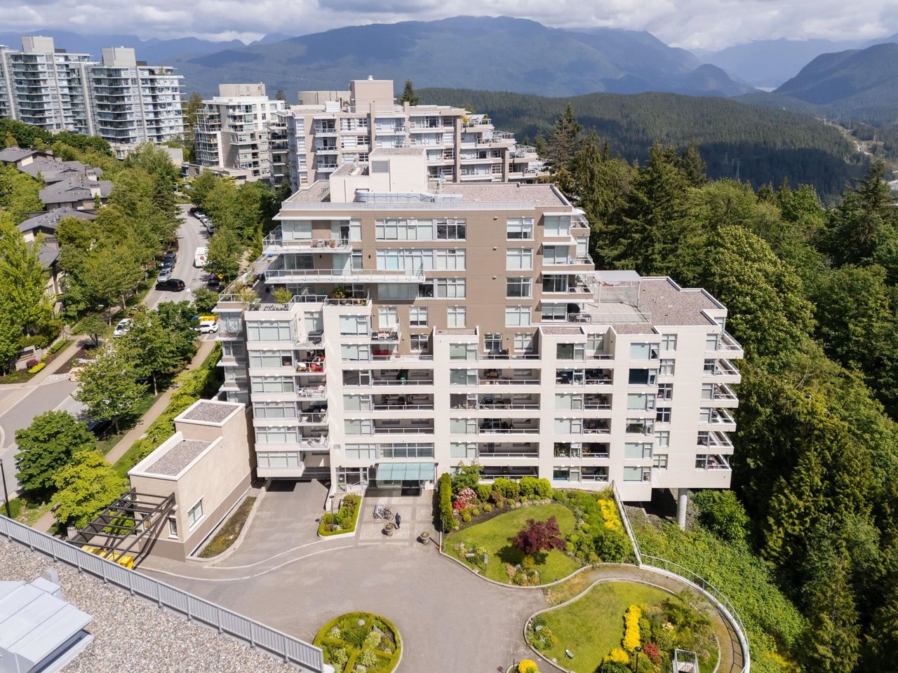 606-9288 University Cres