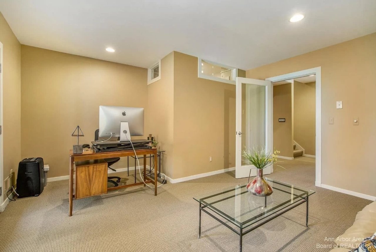 2566 Thornapple Drive, Ann Arbor, MI 48103