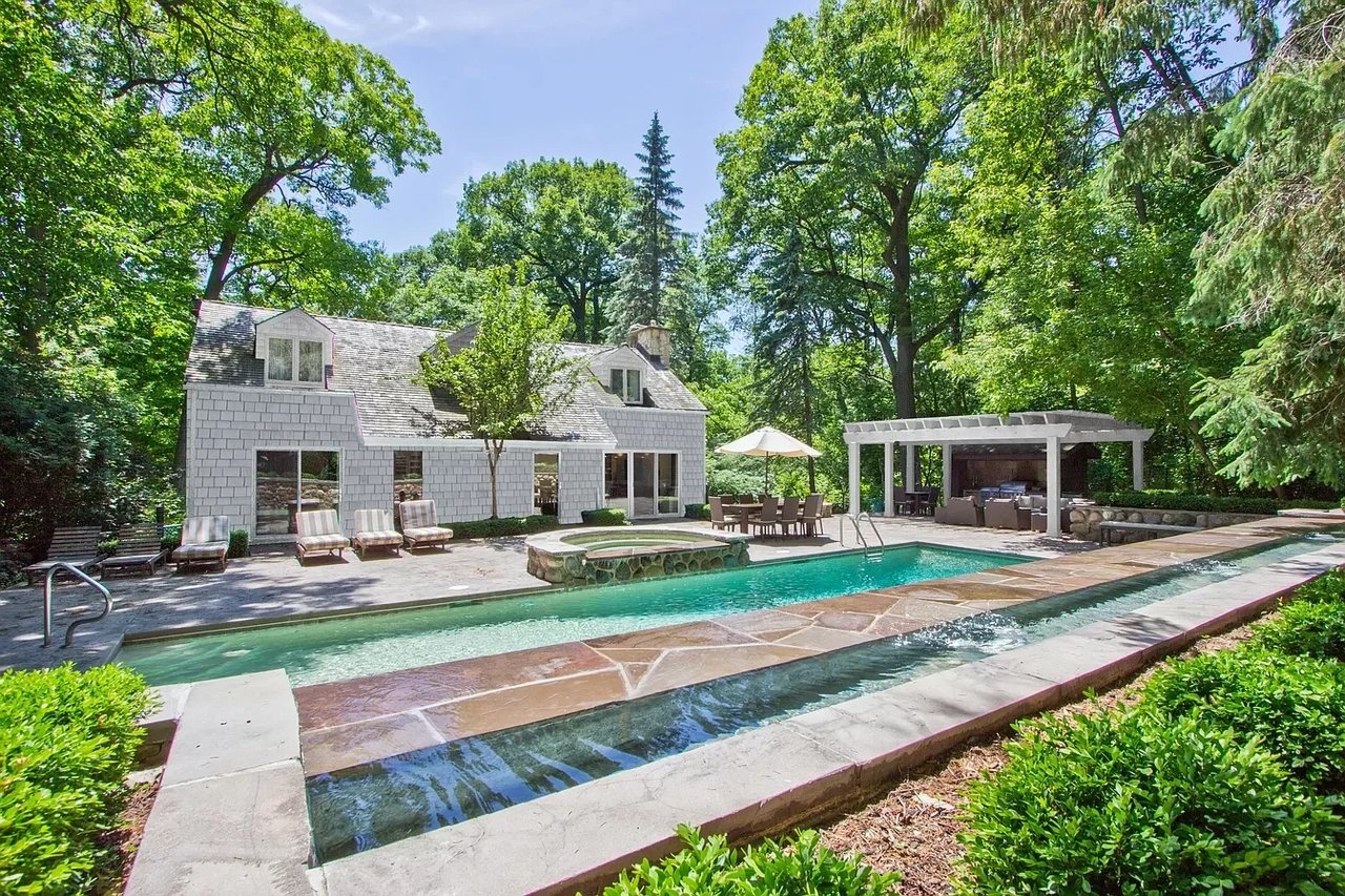 472 N Lakeshore Dr